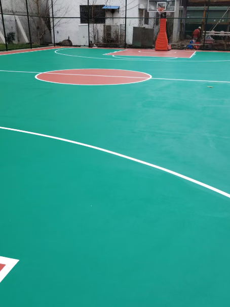城厢 球场长期使用易出现地面开裂